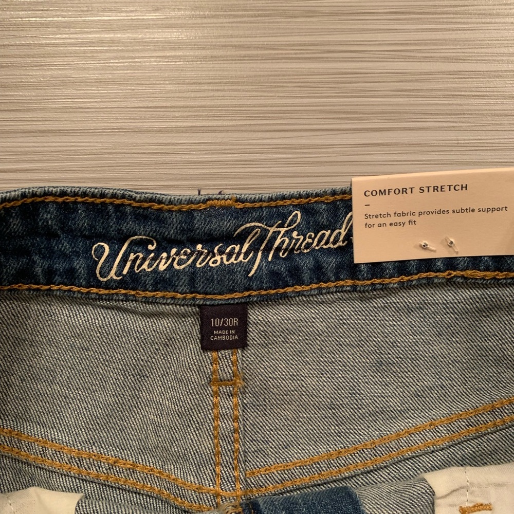 High-Rise Raw Hem Jean Shorts Light Wash - Picture 5 of 6